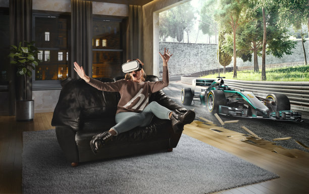 戴着VR眼镜的女人。赛道上赛车的虚拟现实图片下载