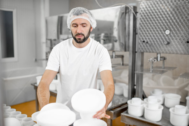 奶酪制造厂的工人图片下载