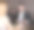 微笑的男人和女人在晚餐与葡萄酒图片下载