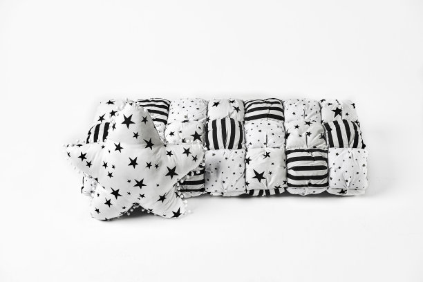 有黑色和金色星星和(黑色)条纹的白色拼接(羽毛)被子和有黑色星星的白色星形(软)枕头图片下载