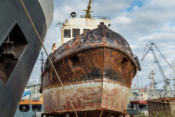 搁浅在岸边的生锈的退役的海船。图片下载