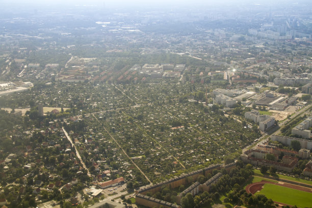 柏林天际线从上面的区域拍摄房子，建筑，绿色全景城市城市图片下载