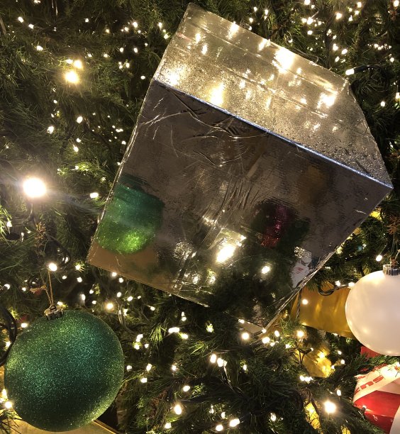 绿色圣诞球映在圣诞礼物里图片下载