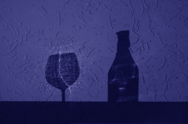 蓝色调的酒瓶和玻璃阴影。图片下载