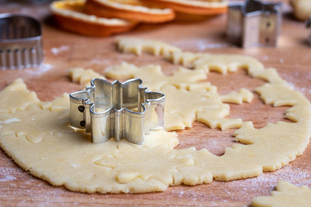从擀开的面团上剪出形状来制作传统的林策圣诞饼干图片下载