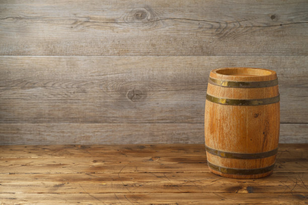 空木桌与酒桶在木板的背景图片下载