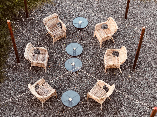 带有悬挂灯串的户外家具图片下载