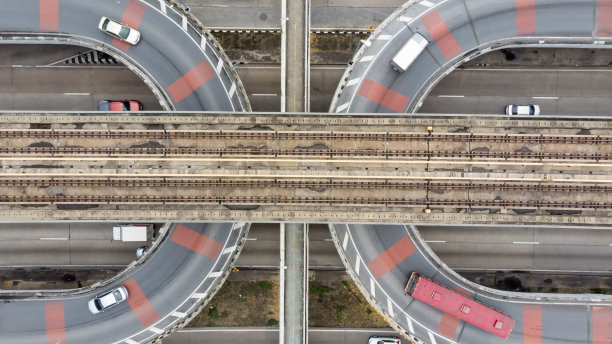 泰国曼谷的电动火车U型转弯道路/俯视图图片下载