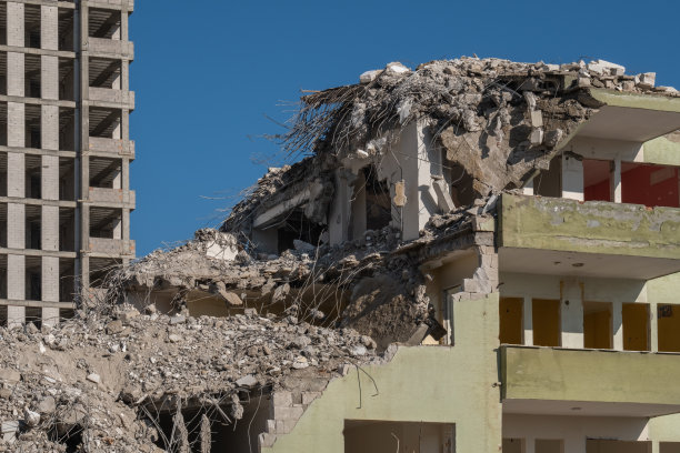 建筑物拆除、碎片和新建公寓楼图片下载