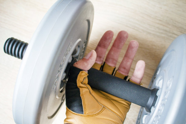 手里拿着哑铃图片下载