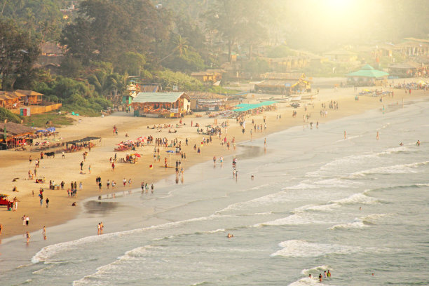 Arambol海滩。从天空看，从上面看，航空照片，观点。海滩的景色。长长的美丽的海滩，俯视图。人们在海滩上散步，放松图片下载