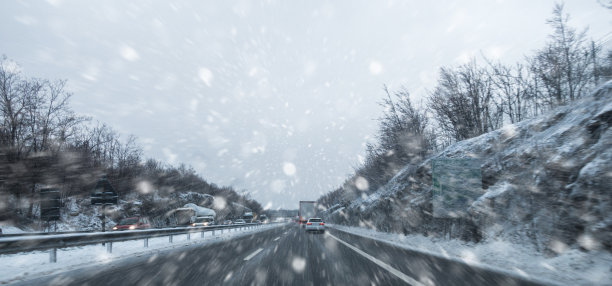 高速公路上的恶劣天气-公路上的暴风雪和糟糕的能见度-所有标志，公司和汽车牌照删除图片下载
