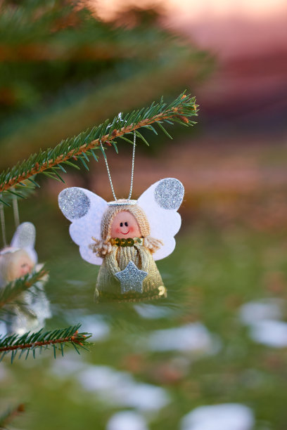 节日装饰。树枝上的圣诞天使。手工圣诞树玩具。自然的户外照片。寒假。新年快乐，圣诞快乐。图片下载