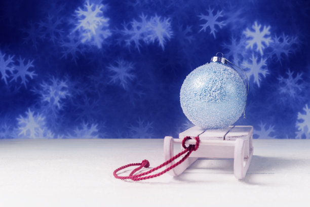 以圣诞老人雪橇和圣诞球为背景的新年概念。图片下载