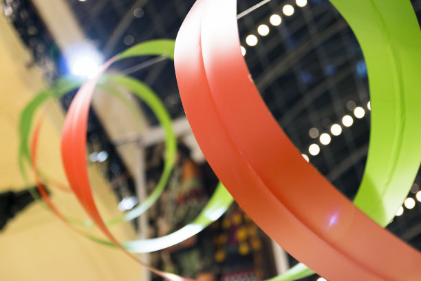 节日装饰:模糊背景上的蛇形图案图片下载