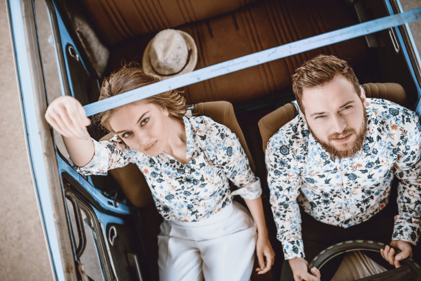 高角度的可爱夫妇旅行在古董车图片下载