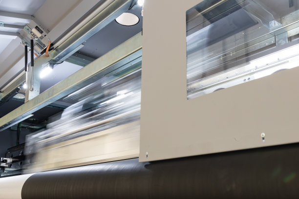 巨大的机器。专业印刷设备，大乙烯卷，准备出口。光泽，哑光，生态材料。图片下载