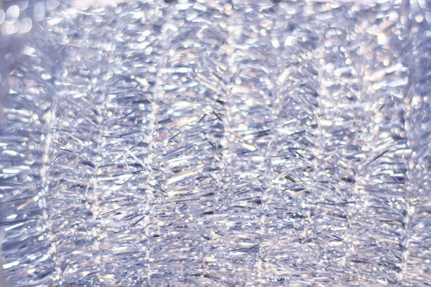 闪亮的金属丝的背景。银色圣诞背景。抽象的冬季散景。图片下载