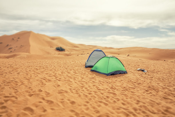 在沙漠中露营。图片下载