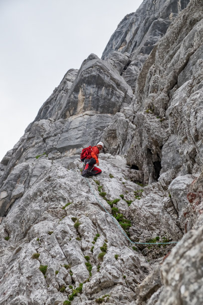 攀登者在攀登德国阿尔卑斯山山顶的路上图片下载
