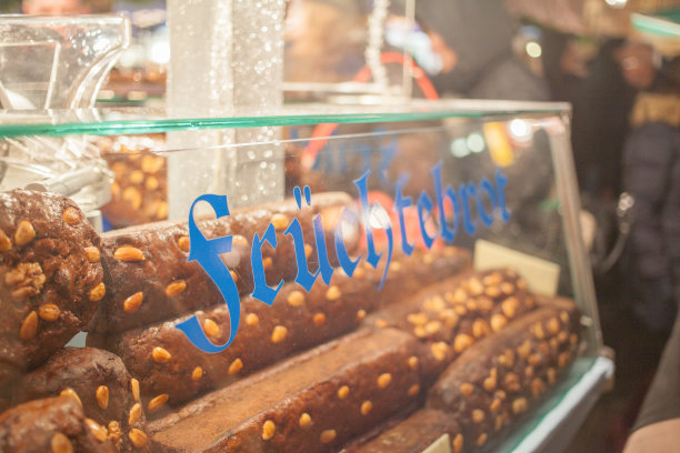 纽伦堡圣诞市场上的面包图片下载