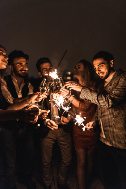 朋友们在屋顶上庆祝新年素材图片