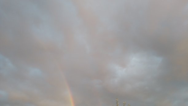 极好的雷雨彩虹云景在灰色、粉红色、橙色和蓝色阴影图片下载
