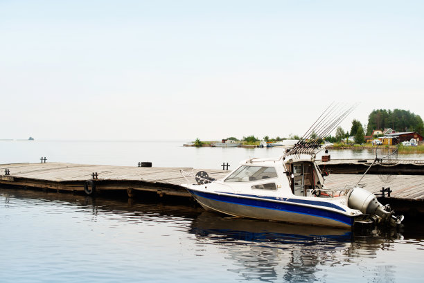 森林湖上的钓鱼渔船，自然度假不插电图片下载