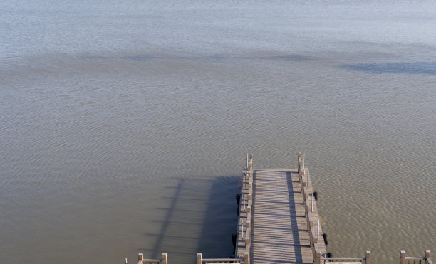 木板路和水上露台图片下载