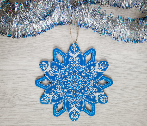 蓝色的曼荼罗雪花。圣诞节前夕装饰图片下载