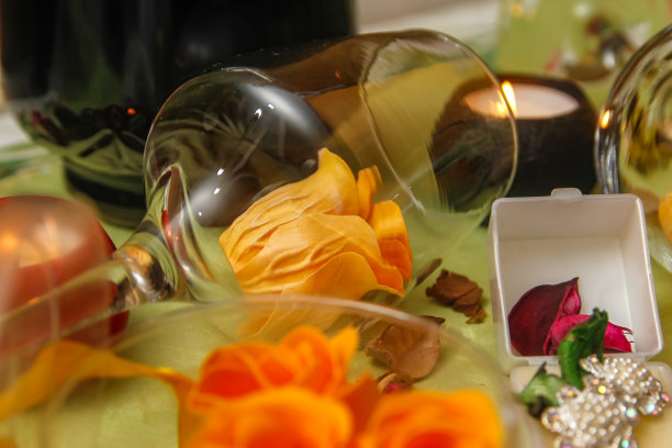 用酒杯、玫瑰、珠宝、蜡烛和一瓶葡萄酒组成的浪漫作品图片下载