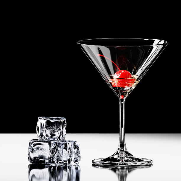 马提尼酒杯里的樱桃和冰块放在桌上。黑色背景上的酒精鸡尾酒。三维可视化图片下载