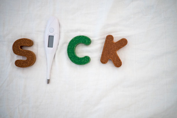 恶心的短信和温度计在毯子上。图片下载