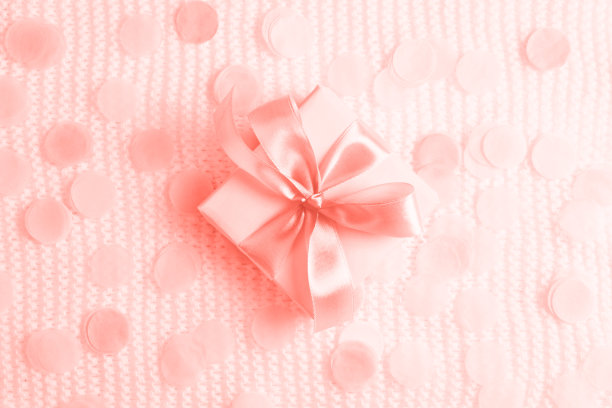 珊瑚色的精美礼盒。图片下载