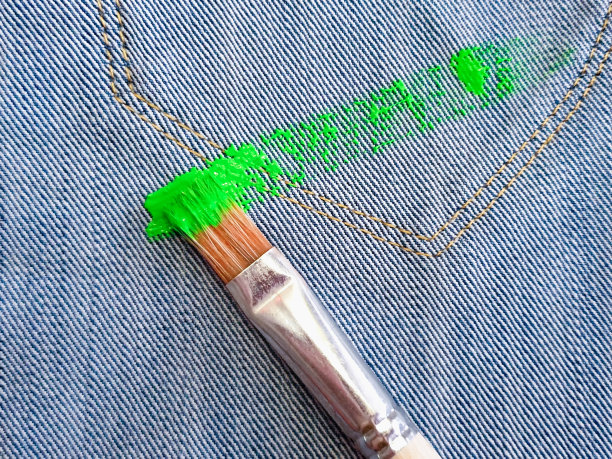 牛仔布的纹理加上水粉和毛笔的荧光色笔触。抽象的牛仔裤的背景。这张照片是用手机拍的图片下载