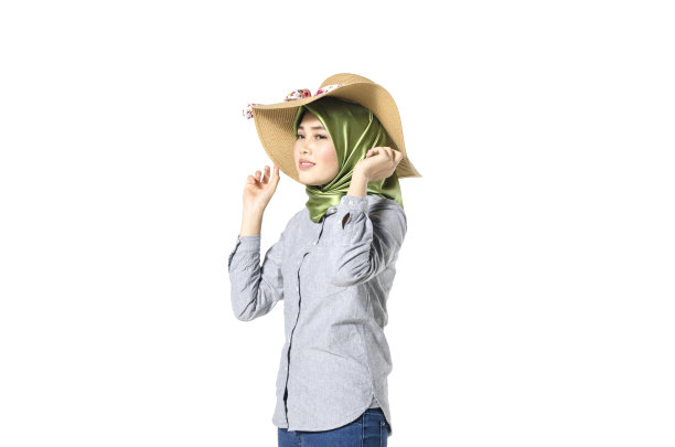 美丽的女人戴着头巾站在那里，看着左边的东西。孤立在白色背景上。理想的广告和旅游概念图片下载