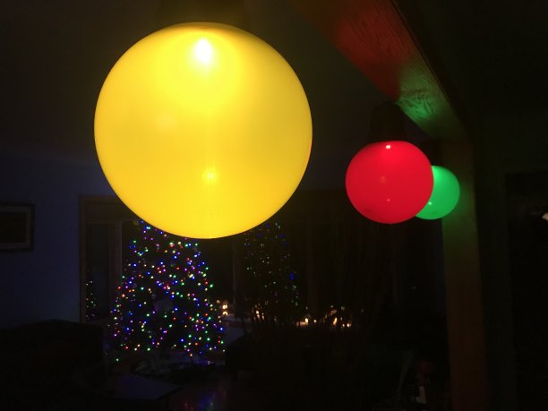 黑暗中的圣诞舞会图片下载