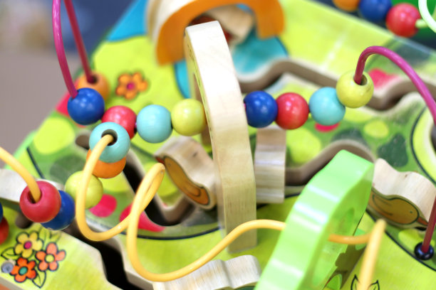 彩色玩具为儿童发展在黄色的墙壁背景上玩图片下载