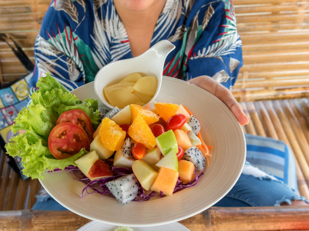沙拉，蔬菜，水果，食物，减肥。女人拿着图片下载