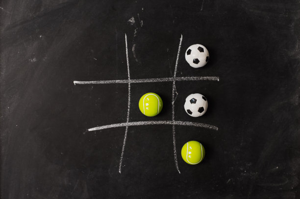 抽象的Tac - Toe游戏竞赛。在黑板上挑战概念图片下载