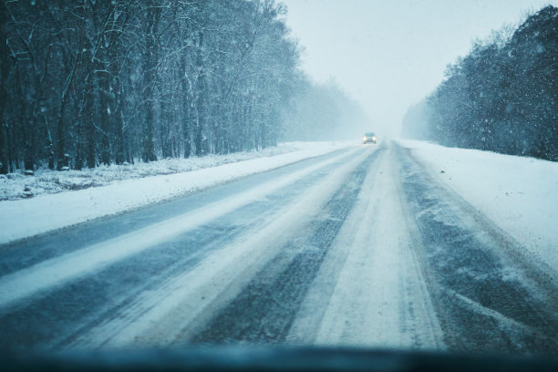 汽车在暴风雪中行驶在冬季交通拥挤的路上。冬天开车很危险。第一个人的观点图片下载