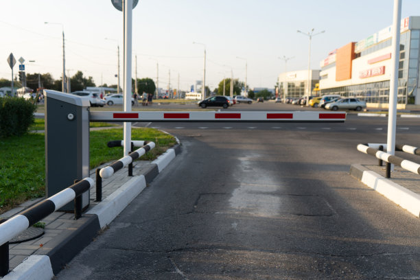 关闭障碍门自动系统以确保安全。自动输入系统。图片下载