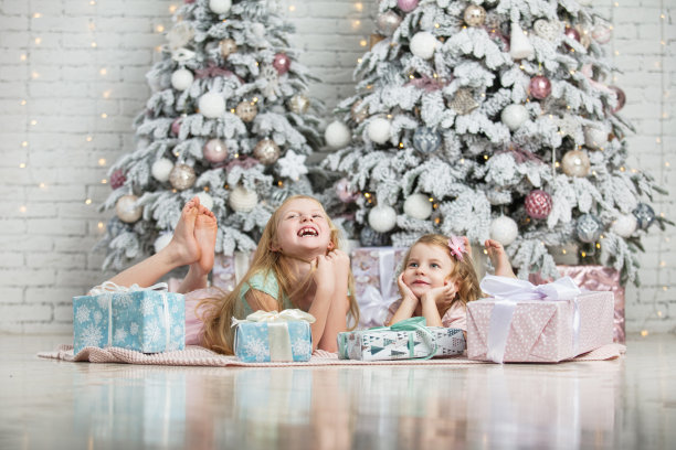 小朋友，小女孩，妹妹，带着礼物，快乐，时尚，美丽，在圣诞室内图片下载