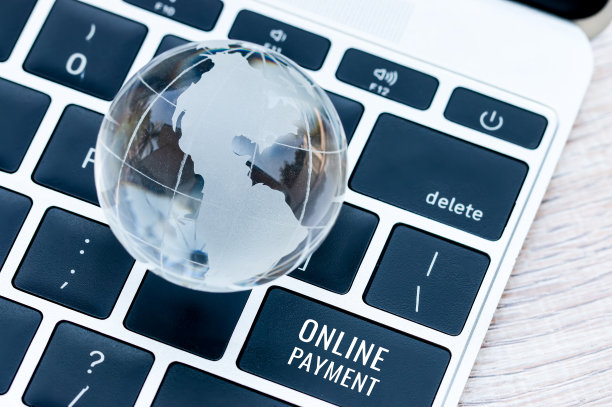 网上支付购物，电子商务的想法:字“网上支付”输入键盘上的电脑笔记本电脑键盘与美国玻璃地球。通过网络转账的国际商务支付图片下载