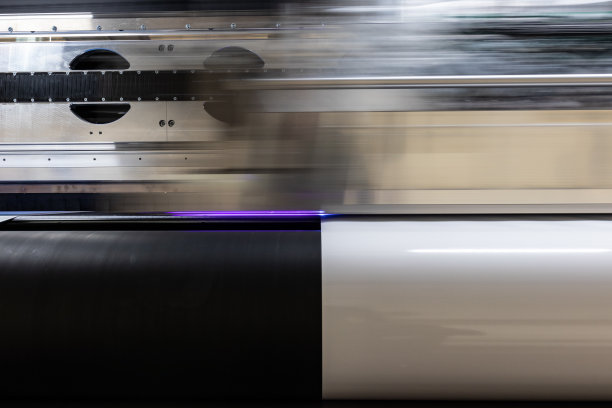 巨大的机器。专业印刷设备，大乙烯卷，准备出口。光泽，哑光，生态材料。图片下载