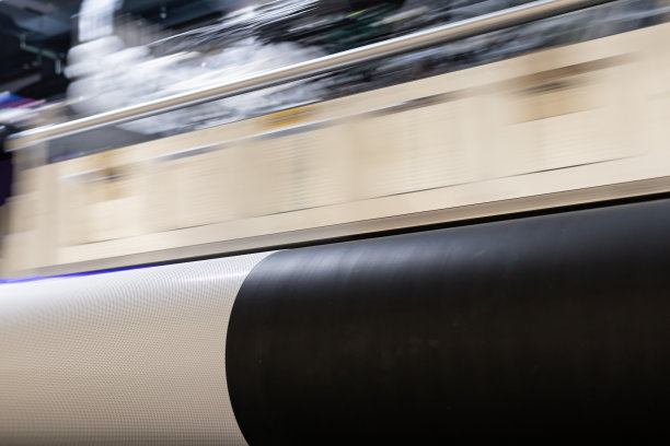 巨大的机器。专业印刷设备，大乙烯卷，准备出口。光泽，哑光，生态材料。图片下载