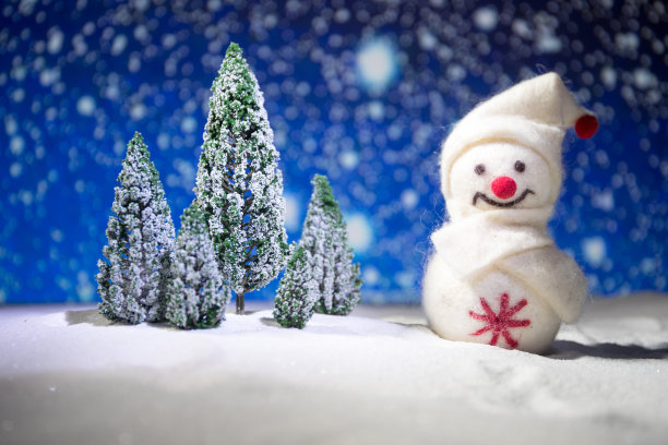 节日的背景。雪人装扮成圣诞老人与圣诞球在灯光背景照片有一个空的空间为您的文字图片下载