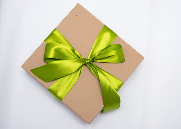 礼品盒用绿丝带系，圣诞礼物，情人节礼物，白色背景图片下载