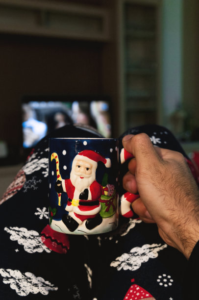 拿着圣诞杯的人图片下载