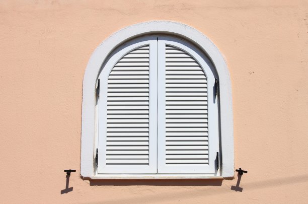 带有紧闭百叶窗的意大利风格窗户图片下载